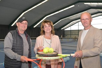 Aufschlag im neuen Schmuckstück: Wer im Zwickauer Tennis- und Badmintoncenter auf seine Kosten kommt und wer warten muss - Wolfgang Hertrampf (l.) ist seit dem Winter Eigentümer der Tennishalle, für deren Betrieb Claudia Jäger und Thorsten Huber vom Verein Tennis- und Badmintoncenter den Hut aufhaben.