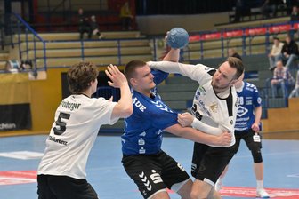 Aufschwung im Sachsenderby gestoppt: Auer Handball-Reserve geht die Luft aus - Bester Auer Schütze mit sieben Toren: Maximilian Hinz (M.) war in der zweiten Hälfte maßgeblich an der Aufholjagd beteiligt.