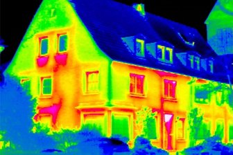 Aufstand der Energieberater: „Immer mehr Schnellschüsse“ - Thermografiebild einer Wärmebildkamera: Gelb und Rot signalisieren entweichende Wärme.