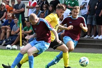 Aufsteiger dreht Rückstand im Derby - Umkämpftes Duell: Die SG Striegistal mit David Schneider (l.) und Henry Lautenschläger feierte gegen den SV Marbach, hier mit Moritz Höhne, den ersten Saisonerfolg und kletterte auf Platz 6.