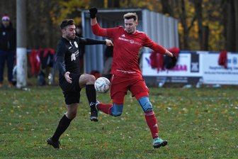 Aufsteiger düpiert Absteiger auf schwierigem Geläuf - Der Wechselburger Tristan Wermann (r.), hier im Kampf um den Ball gegen Max Eckhardt, brachte den SSV Königshain-Wiederau mit seinem frühen Treffer in der zweiten Halbzeit endgültig auf die Siegerstraße.