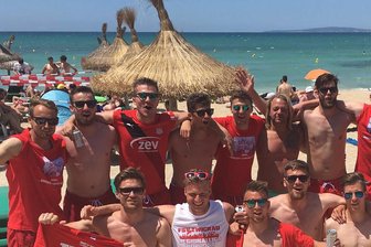 Aufsteiger feiert am Strand -