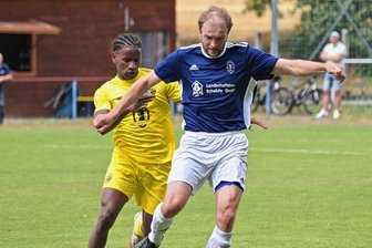 Aufsteiger glänzt mit guter Defensive - Gegen VfB Fortuna Chemnitz II spielte Blau-Gelb Mülsen - hier mit Norman Göpfert im Duell gegen Mamadou Moustapha Bah - in dunklen Trikots. Mülsen gewann gegen die "gelben" Chemnitzer nach Treffern von Leopold Rabe, Niklas Böhm und Jonas Beetz mit 3:1. 