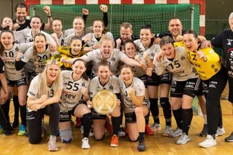 Aufsteiger jubelt Schönheitsfehler weg - Da ist das Ding: Die Meisterschale, die Kapitänin Isa-Sophia Rösike in die Kamera hält, war eine Teamleistung auf und neben dem Parkett.