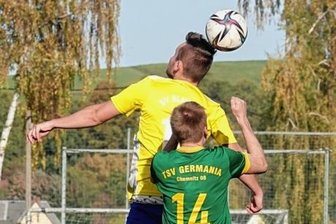 Aufsteiger Mülsen weiter auf Höhenflug - Hier schon mal erfolgreich im Kopfballduell, am Ende der Siegtorschütze: Franz Thümmler.