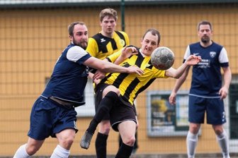 Aufsteiger sorgt weiter für Furore - Zerfahrene Partie mit vielen Zweikämpfen: Hier streiten sich der Freiberger Paul Berger (l.) und Anton Ristau vom SC Altmittweida um den Ball. Am Ende nahm der Aufsteiger die drei Punkte mit.
