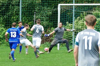 Aufsteiger stürzt Großrückerswalde vom Thron der Fußball-Erzgebirgsliga - Gäste-Torhüter Felix Müller konnte die beiden Tore von Tirols Jim Merkel (am Ball) nicht verhindern.
