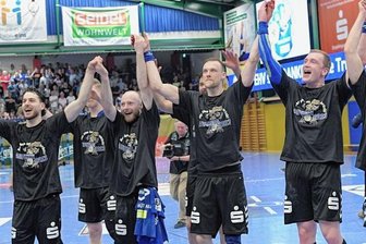 Aufstieg: 2000 EHV-Fans feiern ihre Helden - Sebastian Paraschiv, Maximilian Lux, Kevin Roch und Petr Slachta (v. v. l.) sind am Ziel ihrer Träume angelangt.