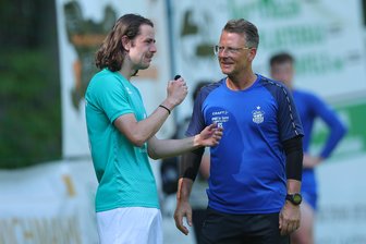 Aufstieg, Abschiede, Auszeichnungen: Viel Emotionen bei der SG Schönfels im Spiel des Jahres gegen den FSV Zwickau - Auch nach dem Spiel noch kurz „arbeiten“: Frederic Seifert von der SG Schönfels interviewt FSV-Trainer Rico Schmitt für den Social-Media-Kanal seines Vereins.