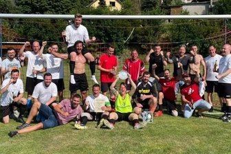 Aufstieg beflügelt Kurbad-Elf - Der Aufstieg in die 1. Kreisklasse Staffel West wurde in Bad Schlema standesgemäß und ausgelassen gefeiert.