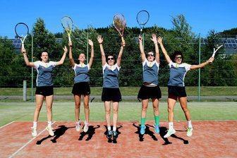 Aufstieg und Renovierung sorgen beim Olbernhauer Tennisclub für Begeisterung - Die OTC-Damen bejubeln ihren Aufstieg.