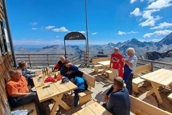 Aufstieg zu Zwickaus höchstgelegenem Außenposten - Auf der mit neuen Holztischen und -bänken ausgestatteten Terrasse der Zwickauer Hütte vor dem herrlichen Alpenpanorama.