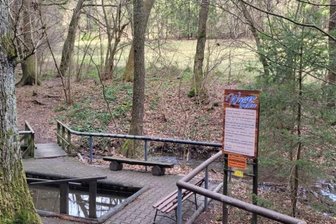 Aufstieg zum Kemtauer Felsen - Das Areal um das Wassertretbecken, das sich unweit des Startpunktes der Wanderung befindet, lädt auch in der jetzigen Jahreszeit zu einer Rast ein.
