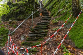 Aufstieg zur Bastei im Erzgebirge gesperrt - Mit Warnband ist der Aufstieg zur Bastei in Thum abgesperrt.