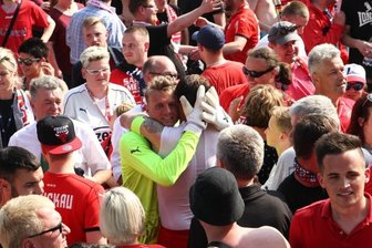 Aufstiegsjubel auf der letzten Felge - Zwickaus Aufstiegshelden wie Torhüter Marian Unger (Mitte) nahmen nach dem Abpfiff ein Bad in der rot-weißen Menge. Nach 18 Jahren ist der FSV zurück im Profifußball.