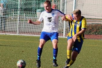Aufstiegsträume am Wasserturm - Fehlte als einziger Reichenbacher keine Minute auf dem Spielfeld: Max Kühn, hier im Zweikampf mit einem Annaberger.