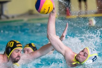 Aufstiegsturnier: SVV löst Ticket - Johannes Schilling (am Ball) hat den ersten Schritt mit seinem SVV Plauen in der 2. Wasserball-Liga gemacht. Nach dem 9:3-Sieg gegen Laatzen ist der SVV bereits für das Aufstiegsturnier qualifiziert. Allerdings verletzte sich Schilling im dritten Viertel und wird mit einem Nasenbeinbruch für den Rest der Saison fehlen. Ob der Abwehrspieler bis zum Aufstiegsturnier wieder Fit wird, ist fraglich.