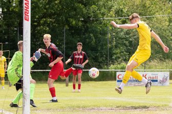 Aufstiegswochen beim VFC: A-Junioren machen es den Männern nach - Plauens Elias Burdusudis scheitert knapp hier knapp, erzielte dennoch das 1:0 gegen Lok Zwickau.