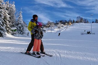 Auftakt am Skihang in Augustusburg lässt vor allem Anfänger strahlen - Auf der Piste hatte Peter Tüchert Platz, um mit seiner Tochter Maxi sicher das Kurvenfahren üben zu können.