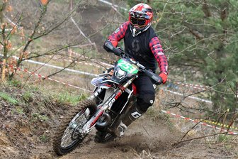 Auftakt der Enduro-Saison offenbart bei Erzgebirgern Luft nach oben - Die tiefen Spuren im fechten Boden stellten nicht nur Pascal Sadecki, sondern alle Fahrer beim Saisonauftakt der Internationalen Deutschen Meisterschaft in Tucheim vor eine große Herausforderung.