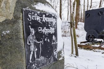 Auftakt der Erlebniswanderungen führt durch Geyrische Wälder - Ein Gedenkstein am Parkplatz des Freizeitbades Geyer erinnert an Fritz Hennig, der einst die Idee hatte, Grubenwasser für die Bewirtschaftung des Fußballplatzes zu nutzen. Die Tour führt auch an dieser Erinnerungsstätte nahe des Fritz-Hennig-Schachts vorbei. 