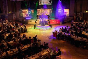 Auftakt der Sportlerwahl im Vogtland: Das sind die Kandidaten und die wichtigsten Termine - Gut 700 Gäste hatten bei der Vogtland Sportgala im April 2023 einen unterhaltsamen Abend mit tollen Showdarbietungen und spannenden Stargästen erlebt. In diesem Jahr ist wieder die Musikhalle Markneukirchen Schauplatz für die Ehrungen der Umfragesieger und -platzierten, die natürlich den Höhepunkt darstellen.