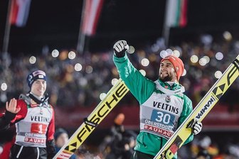 Auftakt der Vierschanzentournee: Deutscher Springer wird überraschend Zweiter - Markus Eisenbichler auf dem Weg zum Siegerpodest, hinter ihm der drittplatzierte Österreicher Stefan Kraft.