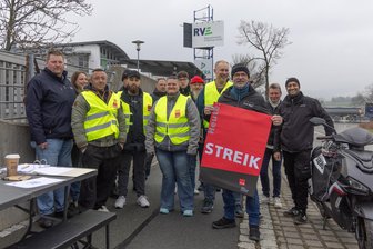Auftakt für 72-Stunden-Busstreik im Erzgebirge: So lief es am Mittwoch - Streikende haben sich am Mittwoch am Verkehrshof des RVE-Geländes in Annaberg-Buchholz versammelt.