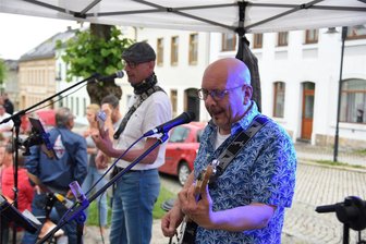 Auftakt für die Adorfer Party-Sommerabende: Sogar Bands aus dem Ruhrpott wollen im Vogtland spielen - Die Musiker der Smaragd-Band um Thomas Schindel (links) und Peter Walther (rechts) aus Adorf spielten zum Auftakt der Adorfer Sommerabende auf dem Marktplatz.