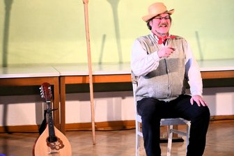 Auftakt für Puppenspielfest auf Burg Mylau: Kann Puppentheater heute noch Familien begeistern? - Camillo Fischer baut sein Puppentheater in der Vorstellung auf.