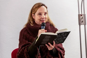 Auftakt für sachsenweites Literaturforum in Stollberg: Autorin kehrt für Lesung in Heimat zurück - Diana Feuerbach liest aus dem Buch „Carbon - Ein Lied von Donezk“, das sie übersetzt hat.