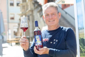 Auftakt für Stadtfest: Das kosten Roster, Eis und Wein beim Plauener Frühling - Winzer Michael Juros hat zum Plauener Stadtfest seinen Roséwein „Liebe“ im Angebot - ein Glas zu 6 Euro.