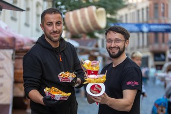 Auftakt für Stadtfest: Das sind die kulinarischen Neuheiten beim Plauener Herbst - Aleksandar Stojchevski (links) und Michael Drazic sind mit ihrem Pommes-Kreationen zum ersten Mal beim Plauener Herbst dabei.