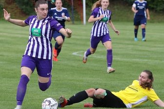Auftakt gelingt nach Maß - Auf dem Weg zum 1:0: Michaela Weidauer (links) steuerte zum 6:2-Sieg der Auerinnen über den DFC Zwickau insgesamt zwei Tore bei.