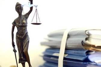 Auftakt im Mordprozess: Angeklagte schweigt -