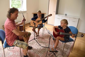 Auftakt im neuen Oelsnitzer Vereinshaus: Musikschule und Stadtkapelle freuen sich über Top-Bedingungen - Der Unterricht in den neuen Räumen hat vor wenigen Tagen begonnen: Gitarrenlehrer Tino Möbius mit den Geschwistern Greta (9/Mitte) und Senta (6).