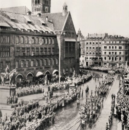 Auftakt in den Untergang - Parade zum dritten Gauparteitag der sächsischen NSDAP auf dem Markt im Juni 1931. 