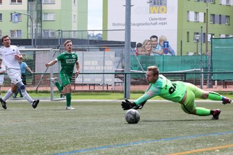 Auftakt in der Fußball-Vogtlandklasse: Merkur Oelsnitz II führt die Tabelle an - Merkurs Felix Niemann (hinten in grün) trifft in dieser Szene zum 3:0 gegen Kürbitz. SG-Keeper Dustin Walther hat keine Abwehrchance.