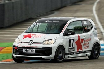 Auftakt macht Lust auf mehr - Im weißen VW Up kommt Maxim Felix Dacher aus Schwarzenberg immer besser zurecht. Der 16-Jährige absolviert seine erste Saison im ADAC-Tourenwagen-Junior-Cup und musste dafür zunächst das Autofahren lernen. Denn bisher drehte der Schüler im Kart seine Runden. 