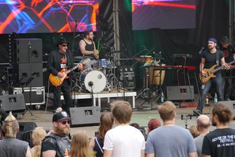 Auftakt zum Campusfestival - Mediendekan Michael Hösel (links) mit seiner Band "Brothers of Feinripp" beim Fakultätswettbewerb der Hochschule Mittweida.
