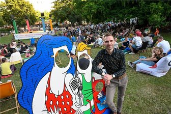 Auftakt zum Poetry Slam in Chemnitz: Dichterwettstreit unter der kaukasischen Flügelnuss - Gerrard Schueft moderiert beim Parksommer den „Dichterwettstreit unter der kaukasischen Flügelnuss“ - in Anlehnung an den Baum hinten rechts.