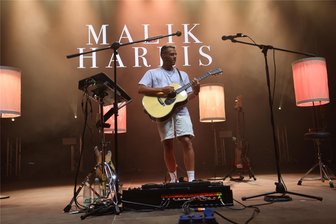 Auftakt zur Jubiläumsparty: So hat das 20. Zwickauer Stadtfest am Freitagabend begonnen - Freitagabend kurz nach 21 Uhr auf der Bühne am Hauptmarkt: Malik Harris wurde bei seinem ersten Auftritt Zwickau vom Stadtfest-Publikum gefeiert.