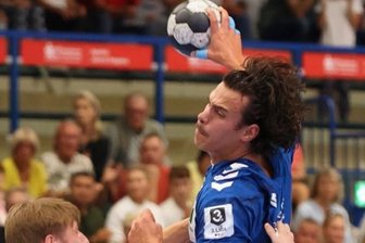 Auftaktsieg dank starker Schlussphase - Ein Sonderlob vom Trainer erhielt Elias Gansau (Mitte), der mit elf Treffern - wie in dieser Szene - nicht zu bremsen war. 