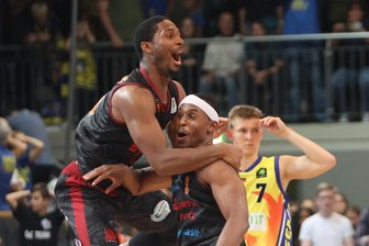 Auftaktsieg: Niners gewinnen nach spektakulärem Treffer in letzter Sekunde - Terrell Harris (links) bejubelt mit Chris Carter dessen spektakulären Siegtreffer in letzter Sekunde.