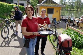 Auftanken am Mulderadweg: Wo Radfahrer im Zwickauer Land Rast machen können - Bewirten Radler nicht nur zum Radlerfrühling: Ilka und Michael Bachmann vom Gründelhaus Eiscafé in Glauchau. Für die Einkehr am Gründelteich müssen Radler einen kleinen Umweg vom Mulderadweg machen.