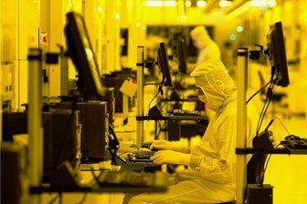 Aufträge fehlen: Globalfoundries plant Kurzarbeit und streicht Jobs - Mitarbeiter von Globalfoundries arbeiten im Reinraum des Werkes in Dresden. 