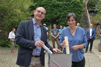 Aufträge für Austel-Villa und Heizung der Knochenstampfe in Zwönitz vergeben - Bürgermeister Wolfgang Triebert und Antje Blohm, die Leiterin der Naturschutzstation Zwönitz, bei der Grundsteinlegung für den Anbau der Austel-Villa. Dieser wird teurer als geplant.