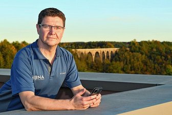 Auftrag Kläranlagen: Warum ein Mittelsachse immer wieder nach Kanada fliegt - Unternehmer Lars Bergmann auf der Terrasse seines Hauses in Göhren. Etwa viermal im Jahr reist er nach Kanada. In mehreren Provinzen setzt man dort auf Kläranlagentechnologie aus Sachsen.