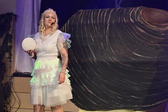 Auftritt der „Perlmutti“, blubbrige Unterwasserwelt und bunter Umzug: So feiert Adorf Fasching - Stephanie Brittling als liebreizende „Perlmutti“.