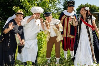 Auftritt für starke Frauen - Zofen, Koch und Kammerdiener: Regina Herberger, Thomas Kühn, Frank Schleußing, Hans Mühler und Irina Schädlich (v. l. n. r.) proben für den Fürstentag in Rochlitz. Das historische Schauspiel "Eine Epoche sächsischer Geschichte" wird am Samstag ab 15 Uhr auf der Marktbühne aufgeführt. 